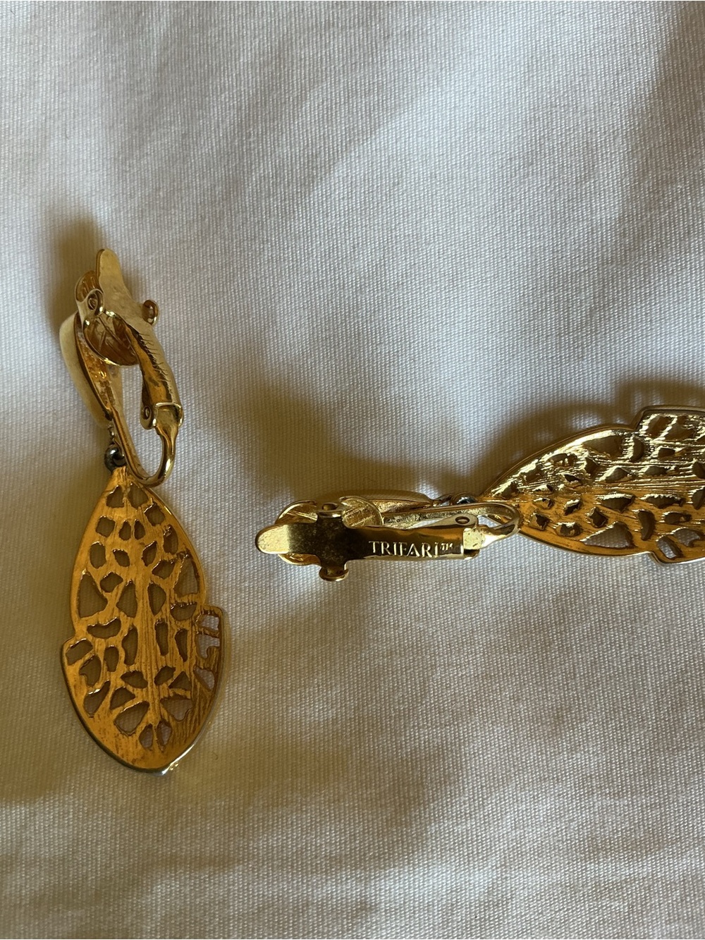 Trifari Gold Filigree Leaf Clip-On Earrings - Picture 3 of 4